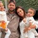 Neymar, Bruna Biancardi, Mavie e Mel posam juntos sorrindo, com carro e folhagem ao fundo