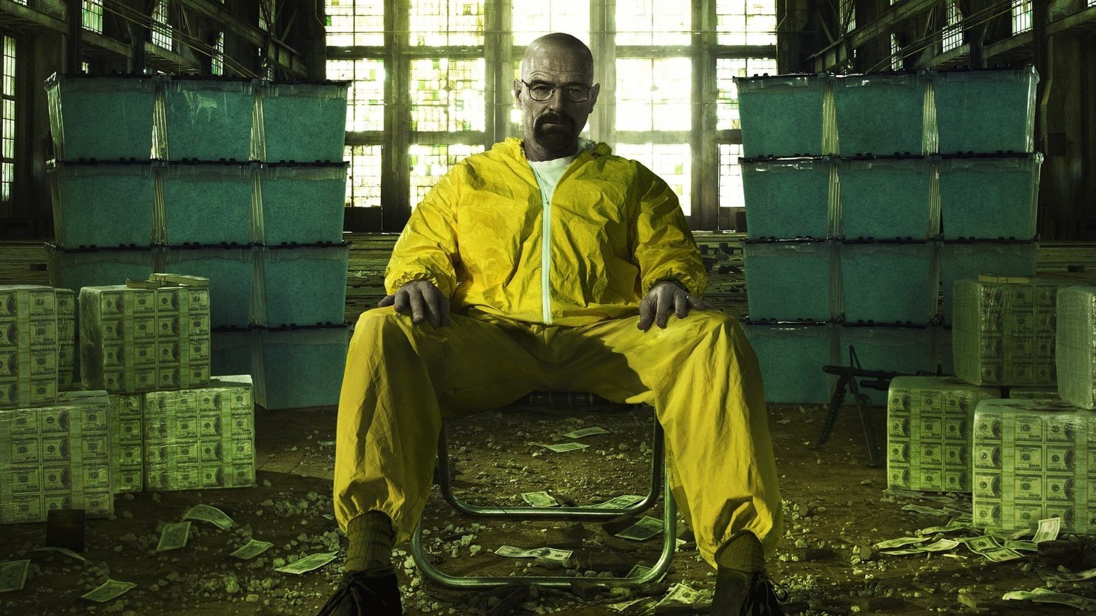 Walter White de Breaking Bad em traje amarelo, sentado, rodeado por dinheiro e metanfetamina azul.