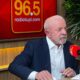 Luiz Inácio Lula da Silva fala em microfone vermelho da Rádio Tupi. Fundo com logo 96.5