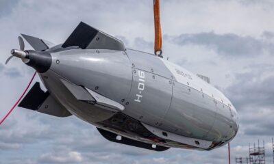 Drone submarino cinza Dive-LD com hélice traseira sendo içado sob céu nublado