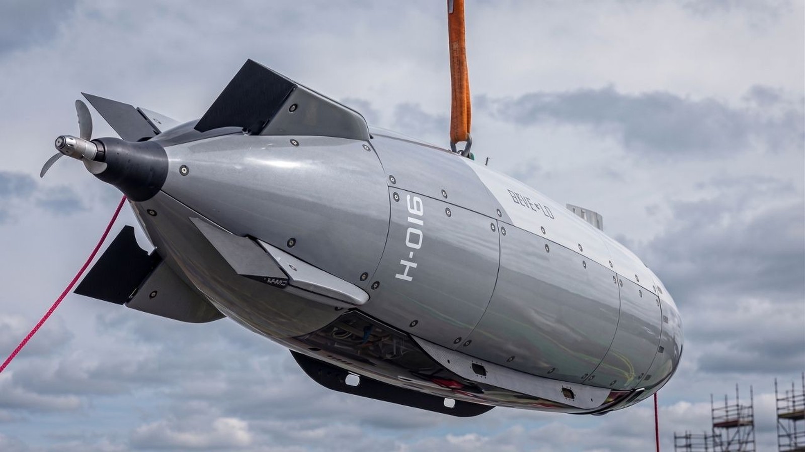 Drone submarino cinza Dive-LD com hélice traseira sendo içado sob céu nublado