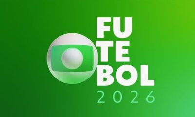 Logo da Globo e 'FUTEBOL 2026' em destaque sobre fundo verde