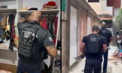Policiais civis com coletes 'POLÍCIA CIVIL' em duas cenas: um revista armário, outros dois patrulham beco com arma.