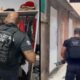 Policiais civis com coletes 'POLÍCIA CIVIL' em duas cenas: um revista armário, outros dois patrulham beco com arma.