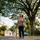 A psicologia afirma que pessoas entre 60 e 90 anos que fizeram caminhadas de 15 minutos reparando no que as maravilhava não ficaram mais compassivas e sorridentes pelo exercício, mas pelo espanto
