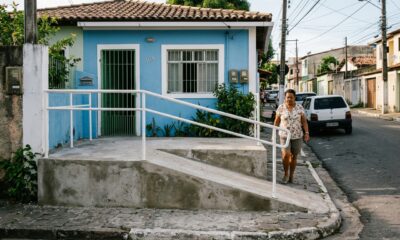 Pai constrói rampa de acessibilidade na calçada para o filho cadeirante, fiscal da prefeitura multa porque a obra não tinha alvará e exige que desfaça até regularizar o projeto que leva 90 dias para aprovar