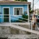 Pai constrói rampa de acessibilidade na calçada para o filho cadeirante, fiscal da prefeitura multa porque a obra não tinha alvará e exige que desfaça até regularizar o projeto que leva 90 dias para aprovar