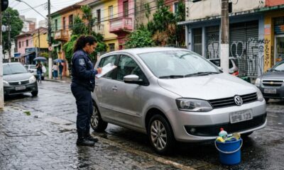 Morador decide economizar lavando o carro na rua de casa, mas descobre que a prática é infração municipal e tem multa com valor-base de R$ 250