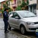 Morador decide economizar lavando o carro na rua de casa, mas descobre que a prática é infração municipal e tem multa com valor-base de R$ 250