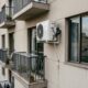 Morador instala ar-condicionado em apartamento para fugir do calor, mas acaba iniciando uma guerra entre vizinhos por causa da fachada do prédio