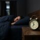 Especialistas em psicologia afirmam: "pessoas que ainda usam despertador de mesa em vez do celular podem estar protegendo o sono de estímulos que roubam o descanso"
