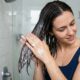 Estamos lavando o cabelo de forma errada. Cabeleireiros revelam a alteração simples que faz diferença