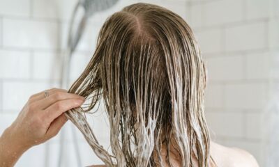 Cabeleireiro explica quando aplicar o condicionador antes do shampoo deixa o cabelo fino mais leve