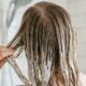 Cabeleireiro explica quando aplicar o condicionador antes do shampoo deixa o cabelo fino mais leve
