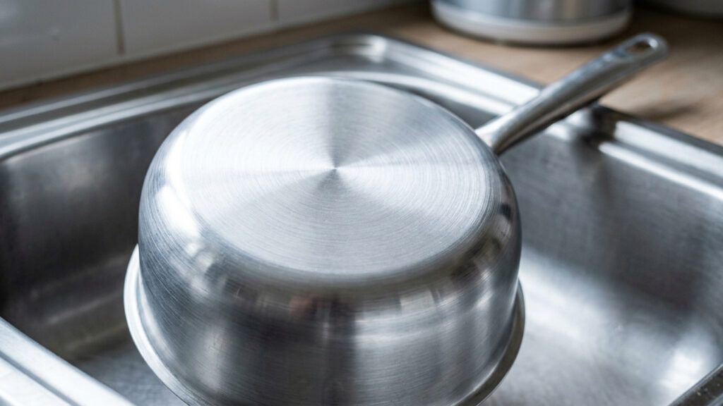 Misturar detergente de coco com açúcar cristal: para que serve a pasta caseira que remove queimados e devolve o brilho espelhado ao alumínio