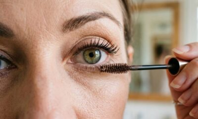 Depois dos 50, passar máscara preta nos cílios inferiores pode deixar o olhar mais pesado e fechado; maquiadores mostram uma alternativa mais suave para destacar os olhos