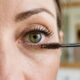 Depois dos 50, passar máscara preta nos cílios inferiores pode deixar o olhar mais pesado e fechado; maquiadores mostram uma alternativa mais suave para destacar os olhos