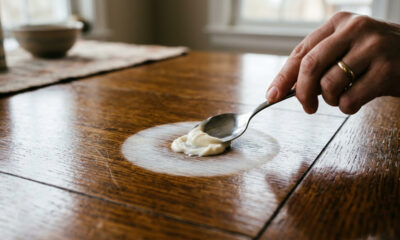 Passar maionese nas manchas brancas de copo quente: como a gordura natural age penetrando no verniz da mesa de madeira para limpar em 20 minutos