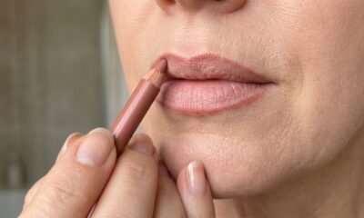 Depois dos 50, o batom pode escapar pelas linhas dos lábios e especialistas em beleza revelam o truque antes da aplicação que ajuda a evitar o problema