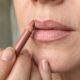 Depois dos 50, o batom pode escapar pelas linhas dos lábios e especialistas em beleza revelam o truque antes da aplicação que ajuda a evitar o problema