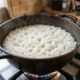 Chefs de cozinha afirmam: “Para o arroz ficar soltinho, não mexa depois de adicionar a água, mas deixe a panela quieta por cerca de 15 minutos até secar”