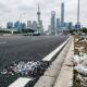 Em 2021, a China construiu sua primeira estrada de plástico usando mais de 6 mil garrafas de leite e transformou resíduos difíceis de reciclar em material para pavimentação