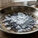Deixar as panelas queimadas de molho com bicarbonato à noite, antes de dormir: para que serve e por que recomendam sempre que grudar