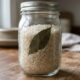 Colocar uma folha de louro dentro do arroz: para que serve e por que muita gente recomenda esse truque na hora de armazenar o alimento