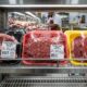 O que significa a cor das bandejas de carne no supermercado: a diferença entre vermelho, preto e amarelo