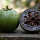Quem olha pensa que é um tomate verde, mas esta fruta guarda uma polpa escura e cremosa com sabor de sobremesa de chocolate e caramelo