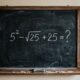 Desafio nostálgico: quem estudou nos anos 90 consegue resolver 5² − √25 + 25