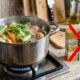 Ferver cascas e talos de legumes com água na panela: o caldo caseiro nutritivo de custo zero que substitui cubos industriais cheios de sódio
