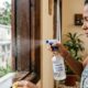 Borrifar uma mistura de vinagre branco com cravos-da-índia nos cantos das janelas e portas: a receita caseira simples que bloqueia a entrada de formigas e mosquitos na sua casa na hora