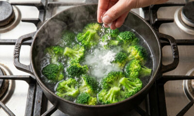 O ingrediente simples de cozinha que você deve colocar na água para manter os legumes cozidos com a cor verde bem viva