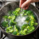 O ingrediente simples de cozinha que você deve colocar na água para manter os legumes cozidos com a cor verde bem viva