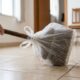 Colocar um saco plástico na vassoura para varrer a casa: para que serve e por que faxineiras experientes recomendam