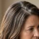 Cansou de retocar a raiz todo mês: a técnica que combina grisalhos e mechas está conquistando mulheres que querem menos manutenção e um cabelo mais moderno, sofisticado e natural