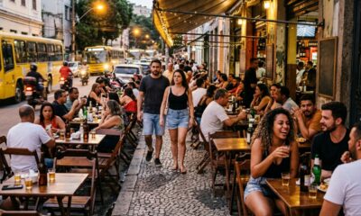 Dono de bar coloca mesas e cadeiras na calçada para atender mais clientes, deixa passagem estreita para pedestres e acaba recebendo multa de R$ 2 mil após fiscalização no local