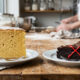 Adeus bolos pesados e solados: a regra simples entre fermento químico e bicarbonato de sódio para acertar o crescimento de massas e pães