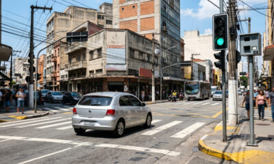 Motorista atravessa cruzamento no sinal verde, sofre autuação indevida de R$ 195 por falha técnica de radar e Justiça cancela a pontuação
