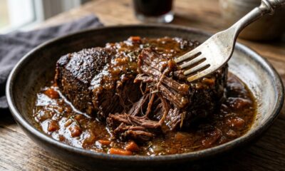Chefs de cozinha concordam: “Para a carne de panela ficar macia, não tenha pressa no fogo alto, mas cozinhe por cerca de 90 minutos em fogo baixo até o colágeno se transformar em gelatina”
