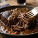 Chefs de cozinha concordam: “Para a carne de panela ficar macia, não tenha pressa no fogo alto, mas cozinhe por cerca de 90 minutos em fogo baixo até o colágeno se transformar em gelatina”