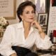 Aos 87 anos, Carolina Herrera escolhe salto alto para desfile de sua marca e viraliza por mobilidade e autonomia e internautas reagem: "Vou malhar e fazer pilates a vida toda pra ser assim."