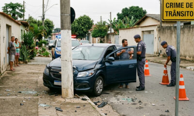 Pai empresta carro para filho sem carteira de motorista ir à padaria, jovem bate em poste e responsável é indiciado por crime de trânsito