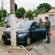Pai empresta carro para filho sem carteira de motorista ir à padaria, jovem bate em poste e responsável é indiciado por crime de trânsito