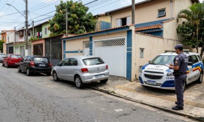 Morador estaciona em frente à própria garagem para facilitar a rotina do dia a dia, mas uma regra de trânsito acaba gerando discussão e multa inesperada