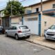 Morador estaciona em frente à própria garagem para facilitar a rotina do dia a dia, mas uma regra de trânsito acaba gerando discussão e multa inesperada