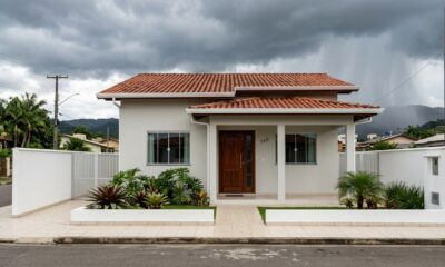 Morador reforma a fachada da casa e descobre como evitar que a pintura estrague rapidamente durante o período de chuva
