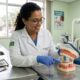 Dentista que trata gengivite há anos repete o mesmo aviso: a escova de dentes precisa ter cerdas macias para não causar retração, o fio dental deve abraçar a lateral do dente entrando levemente no sulco, pastas com carvão ativado apenas lixam e desgastam o esmalte, e é sempre o acúmulo silencioso de tártaro que leva à perda óssea irreversível