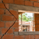 Por que algumas casas apresentam trincas perto das portas e janelas e como evitar esse problema durante a obra